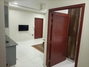 TV a/nebo společenská místnost v ubytování IZee view appartment Bahria Town