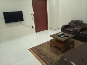 TV a/nebo společenská místnost v ubytování IZee view appartment Bahria Town