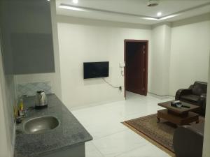 TV a/nebo společenská místnost v ubytování IZee view appartment Bahria Town