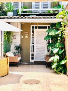 un patio esterno con tavolo e sedie di Casa de praia aconchego a Rio de Janeiro