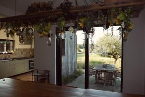 a kitchen with a table and a view of a yard at Vakantiewoning de Huismus in Oud-Turnhout
