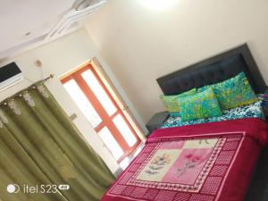 Un dormitorio pequeño con una cama con ventana. en Dream Inn 2, en Islamabad 3 fotos más
