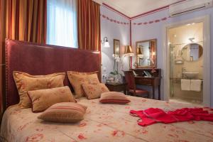 En eller flere senger på et rom på Enavlion Hotel