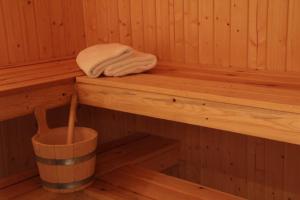 una sauna con un asciugamano su uno scaffale e un secchio di Seebrise Baabe a Baabe Altre 7 foto