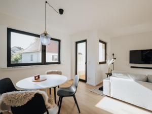a living room with a table and a couch at Ferienwohnung Soest in Soest