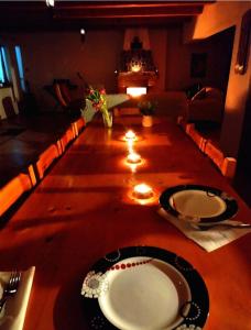 une table en bois avec deux plaques au-dessus dans l'établissement Cottage Piatra Craiului, à Zărneşti