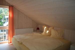 una camera da letto con un letto bianco con una finestra di Seebrise Baabe a Baabe