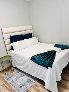 ウィントフークにあるShalom Apartment on independece 77 unit 102の白い大型ベッド(緑の毛布付) +15枚の写真