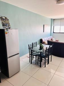 ウィントフークにあるShalom Apartment on independece 77 unit 102のテーブルと椅子と冷蔵庫のあるキッチン