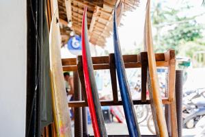 ein Haufen Surfbretter sind in einem Gestell aufgereiht in der Unterkunft Yes Surf Siargao in General Luna
