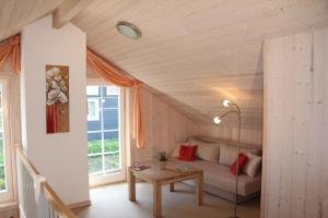 un soggiorno con un divano e un tavolo di Seebrise Baabe a Baabe