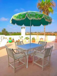 Μπαλκόνι ή βεράντα στο Skhirat terrace apartment at the beach