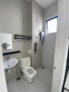 Koupelna v ubytování Bukit Indah - Room with Private Bathroom 1-3pax