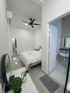Postel nebo postele na pokoji v ubytování Bukit Indah - Room with Private Bathroom 1-3pax