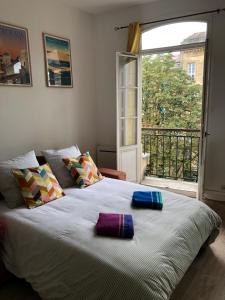 a bedroom with a bed with two pillows on it at Appartement 1 Chambre au Cœur de Bordeaux in Bordeaux