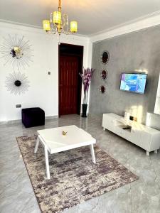Φωτογραφία από το άλμπουμ του King Furnished Apartments σε Buye
