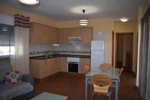 Una cocina y una sala de estar con una mesa y un sofá. en Los Paredones 2, en Valle Gran Rey 8 fotos más