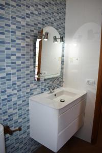 Un baño con un lavabo blanco y un espejo. en Los Paredones 2, en Valle Gran Rey