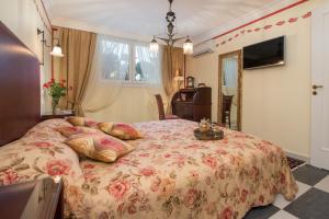 Un pat sau paturi într-o cameră la Enavlion Hotel