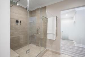 约翰内斯堡Studio Stay on Sixty6的浴室里有玻璃门的淋浴间 更多87张照片