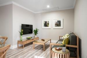 约翰内斯堡Studio Stay on Sixty6的客厅里有一张沙发和一台电视