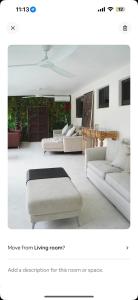 een woonkamer met banken en een bank bij House in Dania beach in Dania Beach