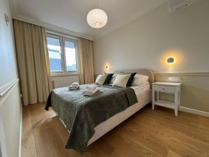 a bedroom with a bed and a window at Apartamenty w centrum Białegostoku z parkingiem w garażu podziemnym in Białystok