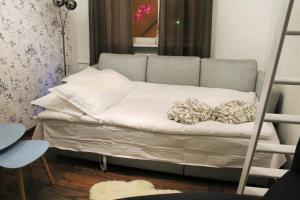 ein Bett mit zwei Kissen auf einem Zimmer in der Unterkunft Juhkentali 32 Apartment in Tallinn
