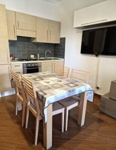 Dapur atau dapur kecil di 7 min Airport, 15 min Fiera di Roma, WiFi, Garden, 2 TV HD