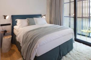 מיטה או מיטות בחדר ב-Coco-Mat Hotel Athens