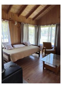 - une chambre avec un grand lit dans une pièce dotée de fenêtres dans l'établissement Cabañas Paihuén, à Pucón 96 autres photos