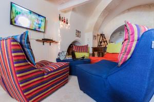 sala de estar con 2 sillas y sofá en B&B La Corte, en Matera