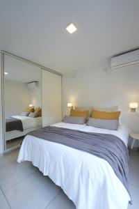 Postel nebo postele na pokoji v ubytování Be mas apartamentos boutique Villa Gral Belgrano + 85 fotografií