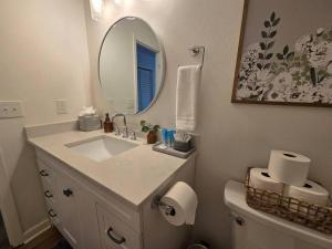 un baño con lavabo y espejo en Destin Bliss, en Destin 34 fotos más