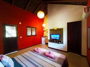 a bedroom with a bed with pink pillows on it at Pipa Om in Pipa