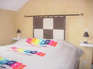 Katil atau katil-katil dalam bilik di Gîte rural Le Falihou (3 épis)