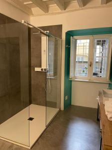 une salle de bain avec une douche avec une porte vitrée dans l'établissement Principessa Isabella, à Turin