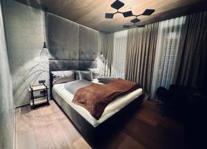 Postel nebo postele na pokoji v ubytování Hollywood Dream Penthouse & Apartments mit privater Sauna nahe Ischgl