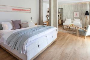 מיטה או מיטות בחדר ב-Coco-Mat Hotel Athens