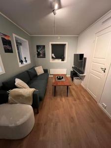 un soggiorno con un divano e un tavolino da caffè di Leilighet i sentrum av Tromsø a Guleng