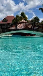 Bambou Suite vue mer à 50 m de la plage et de la piscine游泳池或附近泳池