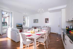 Kuchyň nebo kuchyňský kout v ubytování Villa Larius Balcone