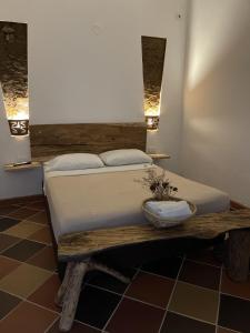 a bedroom with a bed and a wooden table at Casa Hostel MamaChinca in Barichara