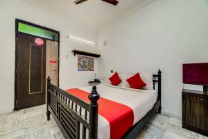 Rúm í herbergi á Hotel O JNTU college Near LULU mall, KPHB Colony.