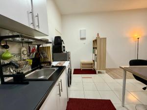 Kuchyň nebo kuchyňský kout v ubytování Private Room Ipoh Centre - Stay with host