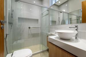 ein Badezimmer mit Waschbecken, Dusche und Toilette in der Unterkunft Vista lateral mar, rua tranquila e arborizada in Rio de Janeiro + 9 Fotos