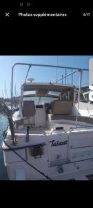 un barco blanco en el agua en el agua en Taîaut, en La Seyne-sur-Mer