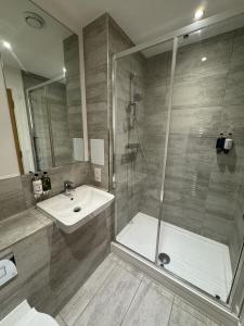 Ένα μπάνιο στο Kimpton Rooms Luxury Apartment By Luton Airport