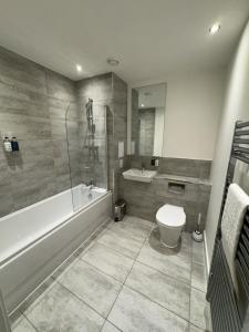 Ένα μπάνιο στο Kimpton Rooms Luxury Apartment By Luton Airport +5 φωτογραφίες