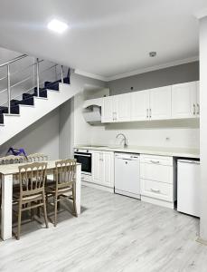 Kuchyň nebo kuchyňský kout v ubytování Renaissance Apart Hotel